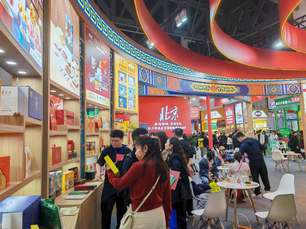 3月25日，在四川省成都市舉行的第112屆全國糖酒商品交易會中華老字號專區(qū)，展商們在展位前交流。新華社記者 張海磊 攝