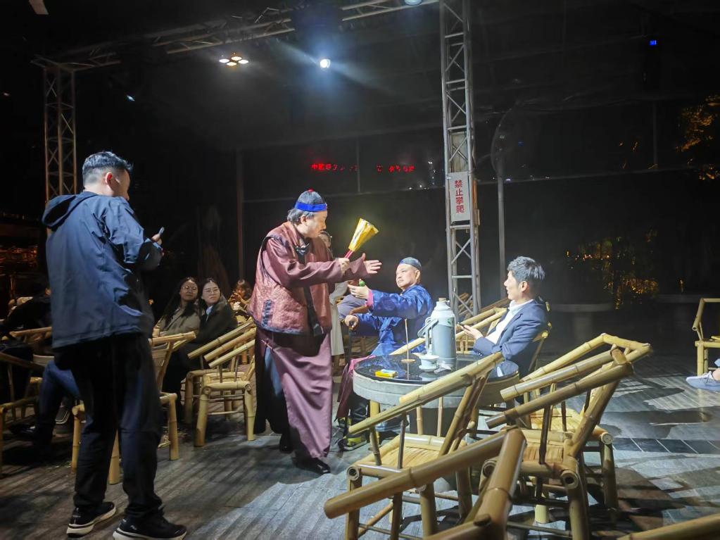 3月24日，《鶴鳴傳奇》在四川省成都市人民公園鶴鳴茶社演出。新華社記者 張海磊 攝