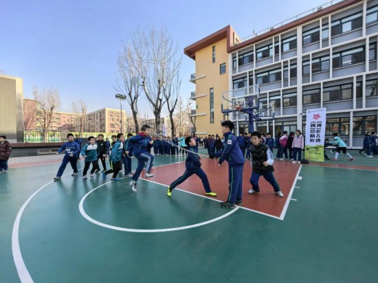 北京師范大學(xué)實(shí)驗(yàn)小學(xué)開展跳繩比賽。
