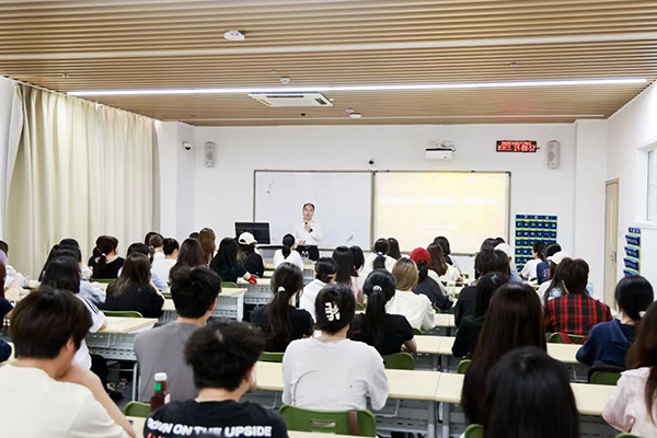 深圳職業(yè)技術(shù)大學(xué)黨委副書記、校長許建領(lǐng)為學(xué)生授課。學(xué)校供圖