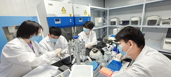 “個體基因解密實驗”預實驗課堂。東華大學供圖