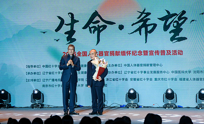 中國(guó)紅十字會(huì)副會(huì)長(zhǎng)白巖松在現(xiàn)場(chǎng)采訪“人民英雄”張定宇教授。主辦方供圖