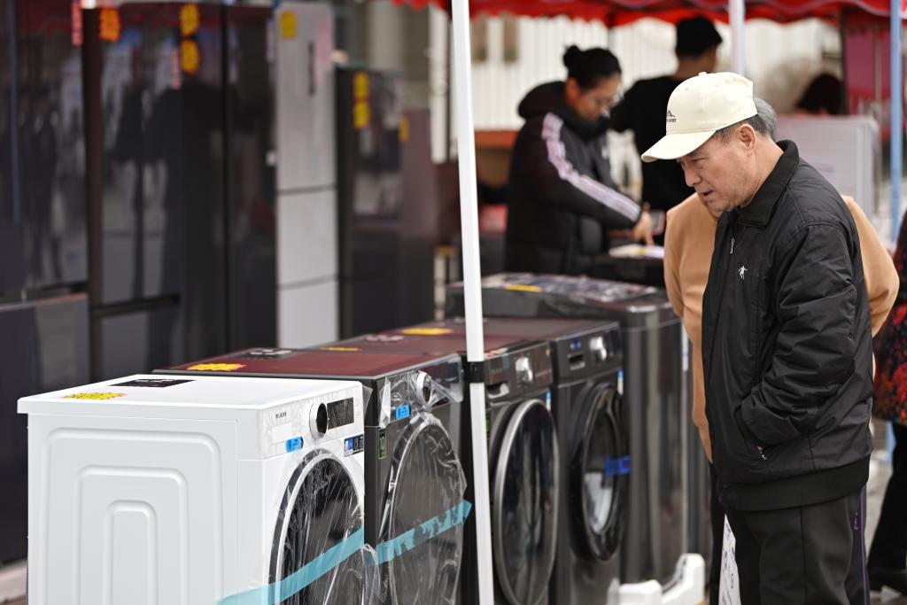 3月28日，天津市北辰區(qū)舉行2025年消費(fèi)品以舊換新惠民服務(wù)活動(dòng)，吸引眾多市民前來(lái)選購(gòu)。新華社記者 李然 攝