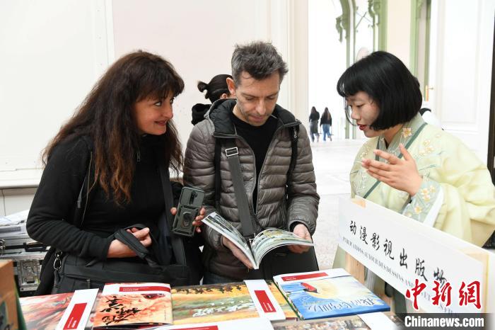 當(dāng)?shù)貢r(shí)間4月11日，2025年巴黎圖書節(jié)在巴黎大皇宮揭幕。中國出版代表團(tuán)攜千余種中國精品圖書亮相展會(huì)。 中新社記者 李洋 攝