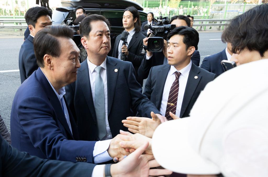 4月11日，韓國前總統(tǒng)尹錫悅（左一）在離開首爾漢南洞官邸時與支持者握手。新華社發(fā)（全休相攝）