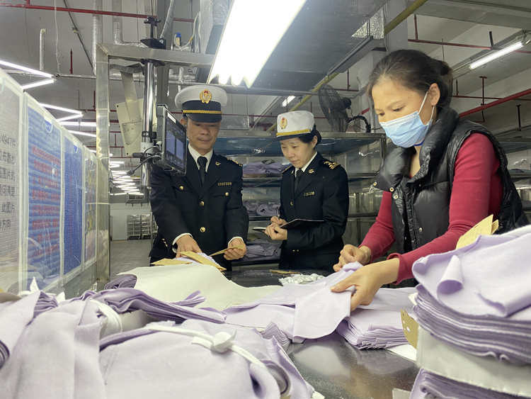 黃埔海關(guān)關(guān)員到毛織企業(yè)開(kāi)展調(diào)研。周青攝