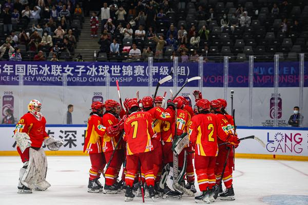 中國隊(duì)球員慶祝勝利。圖片來源：中國冰球協(xié)會
