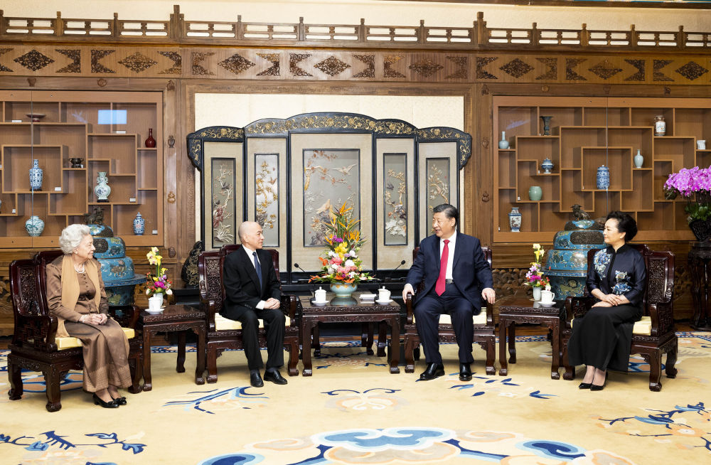 2023年2月24日，國(guó)家主席習(xí)近平和夫人彭麗媛在北京釣魚臺(tái)國(guó)賓館養(yǎng)源齋親切會(huì)見柬埔寨國(guó)王西哈莫尼和太后莫尼列。