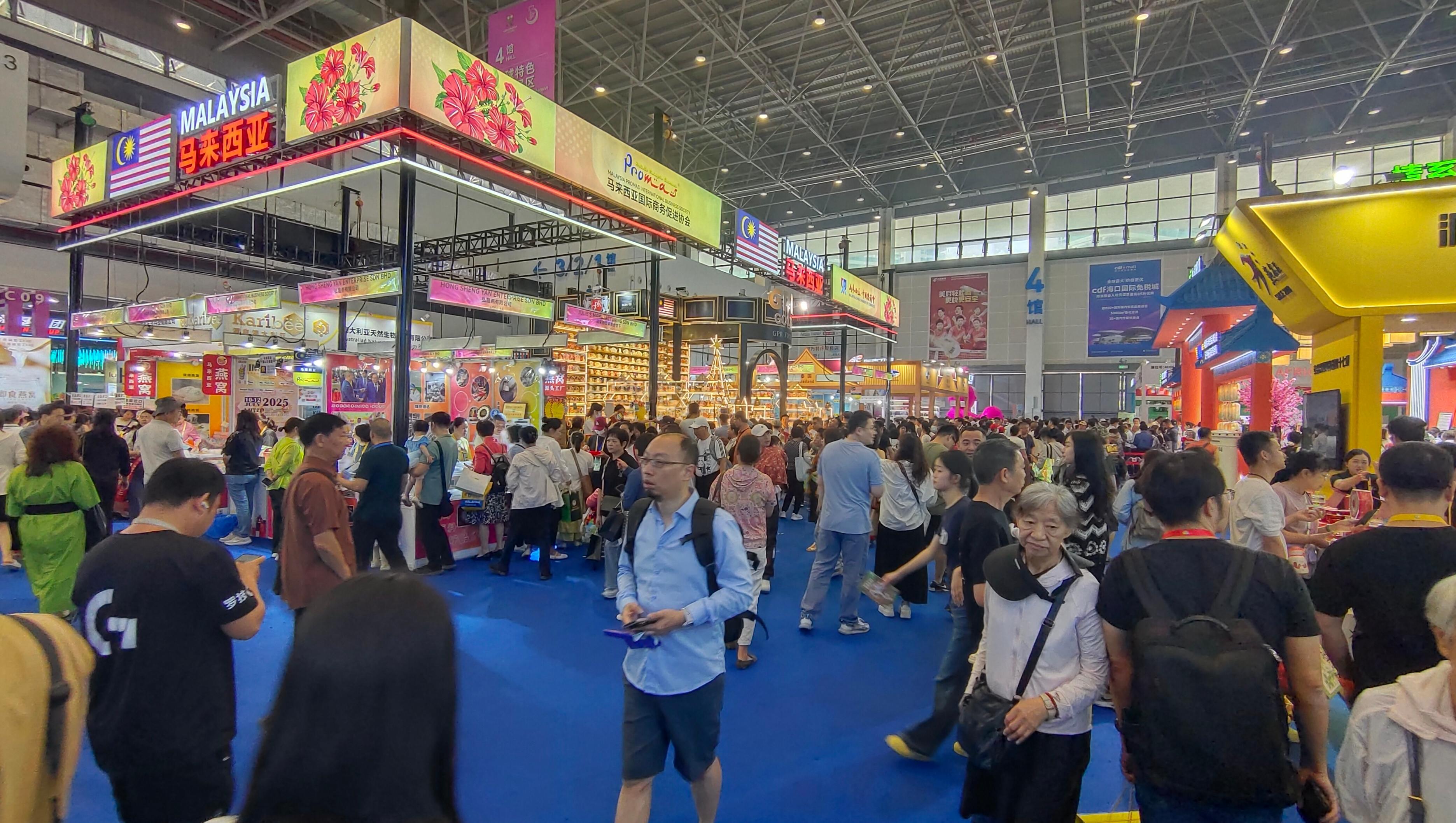 消博會(huì)迎來公眾開放日，眾多市民、客商來到展館參觀、購物。人民網(wǎng)記者 李彤?dāng)z
