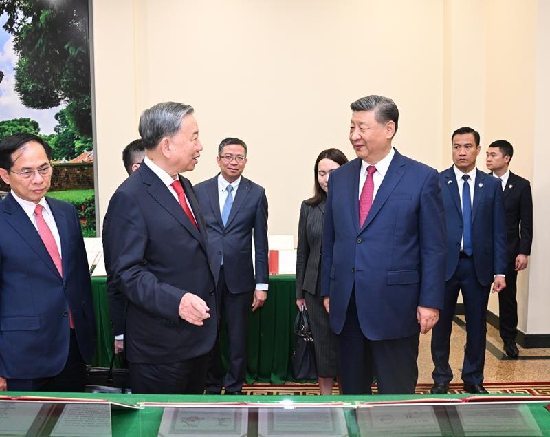 4月14日，習(xí)近平總書記在越共中央駐地同越共中央總書記蘇林舉行會(huì)談。這是會(huì)談后，兩黨總書記共同見證中越雙方簽署的45份雙邊合作文本展示。