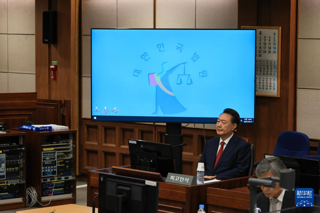 4月21日，尹錫悅在韓國(guó)首爾中央地方法院出席庭審。新華社/紐西斯通訊社