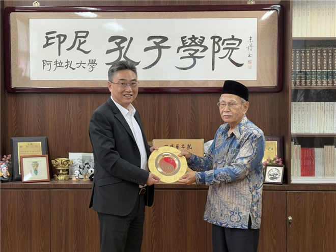 雙方交換禮物?；顒?dòng)主辦方供圖