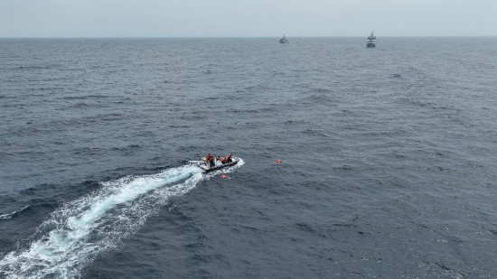 4月23日，中越海警開展海上聯合搜救演練，模擬營救落水人員。（中國海警供圖）