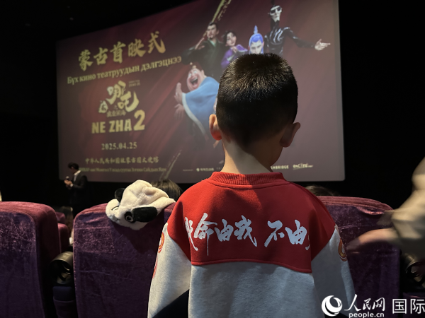 圖為首映式現(xiàn)場(chǎng)，一位小朋友身穿帶有《哪吒2》電影元素的衣服。人民網(wǎng)記者 張朋輝攝