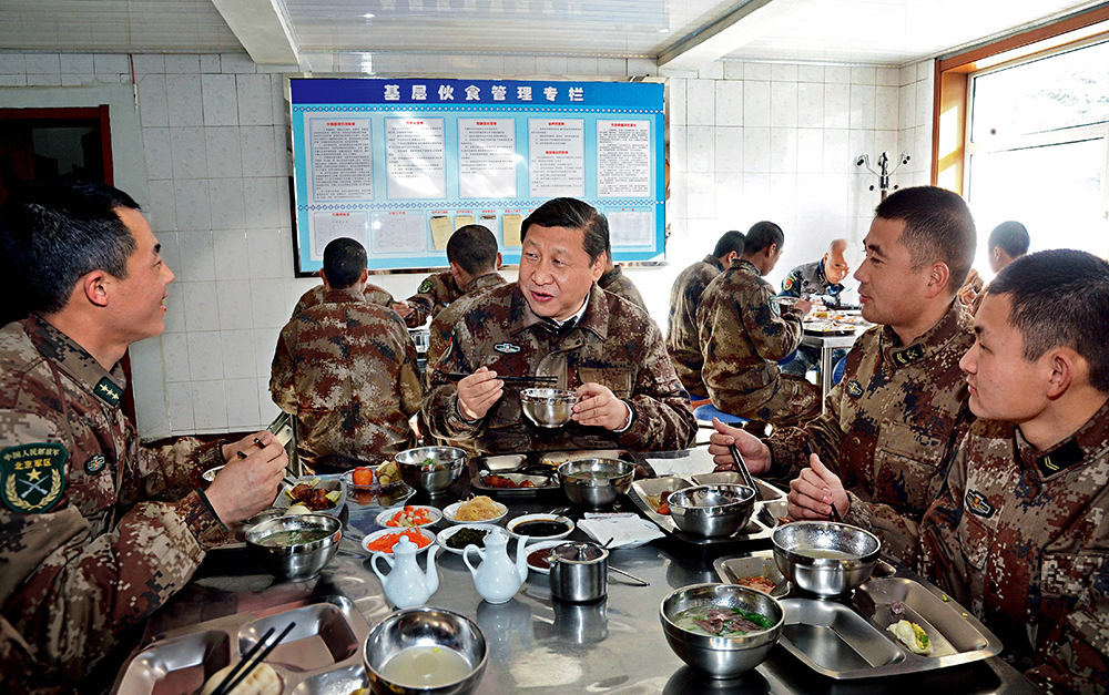 2014年1月26日，習近平主席專程來到內(nèi)蒙古軍區(qū)邊防某部，親切看望慰問戍邊官兵。這是在連隊食堂，習近平主席同戰(zhàn)士們一起用餐。