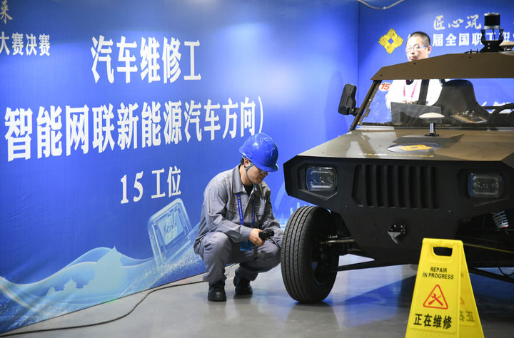 2024年9月11日，由全國(guó)總工會(huì)、人力資源和社會(huì)保障部等單位主辦的第八屆全國(guó)職工職業(yè)技能大賽決賽在陜西開幕。這是選手在位于西安國(guó)際會(huì)展中心的比賽場(chǎng)地參加汽車維修工（智能網(wǎng)聯(lián)新能源汽車方向）工種比賽。新華社記者 張博文 攝