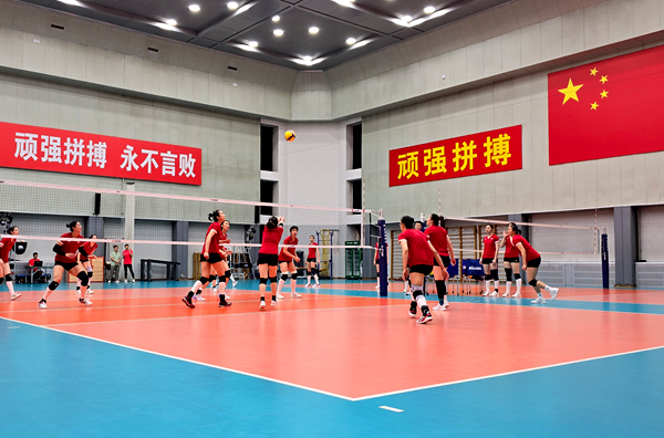 4月28日，中國女排在主教練趙勇的帶領(lǐng)下進行訓練。人民網(wǎng)記者 胡雪蓉攝