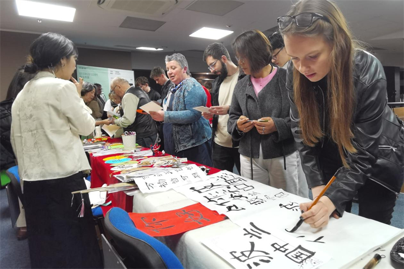 現(xiàn)場(chǎng)來賓體驗(yàn)中國(guó)傳統(tǒng)文化。中國(guó)駐波蘭大使館供圖。
