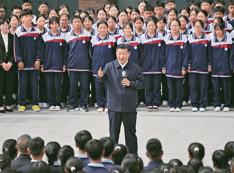 2024年6月18日至19日，中共中央總書記、國家主席、中央軍委主席習(xí)近平在青?？疾?。這是18日下午，習(xí)近平在果洛西寧民族中學(xué)考察時，同師生們親切交流。 新華社記者 岳月偉/攝