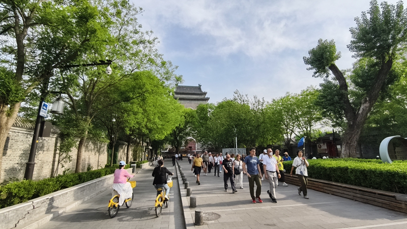 外國游客游覽北京鼓樓。人民網(wǎng)記者 李楠樺攝