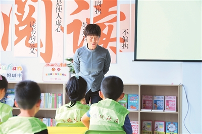 田桂月帶領(lǐng)孩子共讀繪本《點(diǎn)》。李澤罡攝