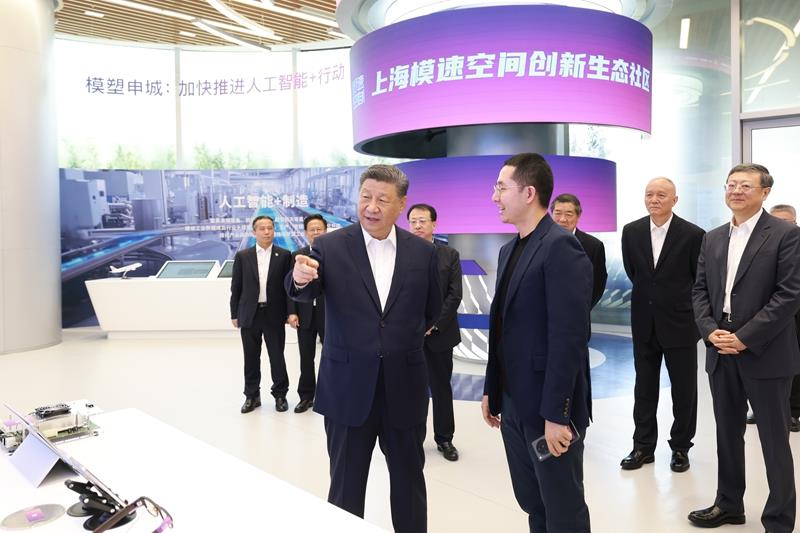 △2025年4月29日，習(xí)近平總書記在上海“模速空間”大模型創(chuàng)新生態(tài)社區(qū)，察看大模型產(chǎn)品展示。