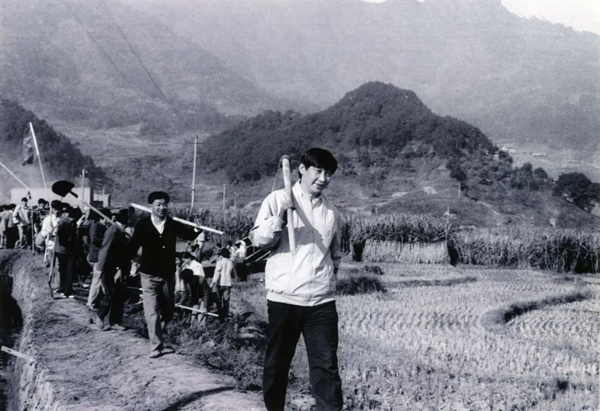 這是1989年，時任福建省寧德地委書記的習(xí)近平帶領(lǐng)地直機(jī)關(guān)千余名干部到寧德縣南漈水利工地參加清溝排障修整水渠勞動。新華社發(fā)