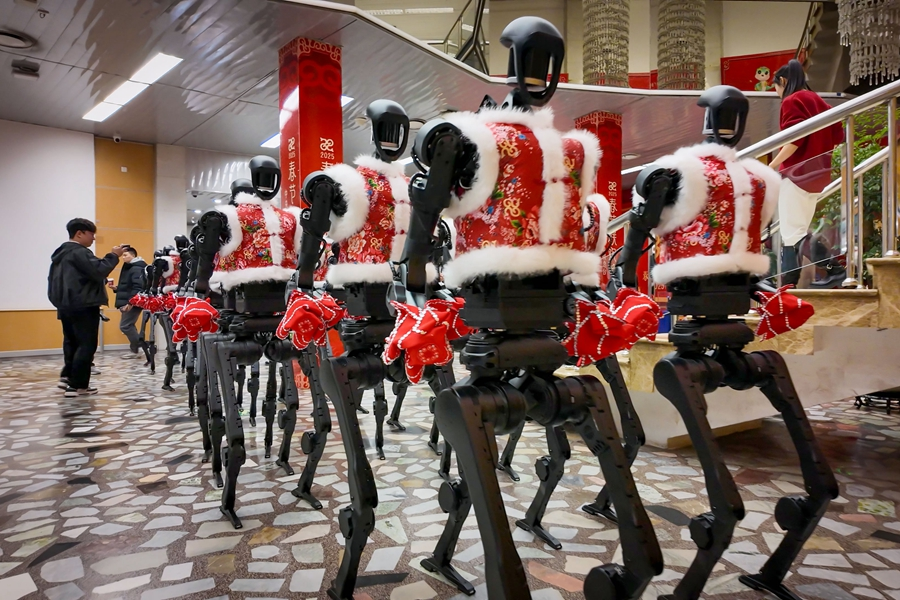 2025年1月28日，杭州宇樹科技人形機(jī)器人在2025年央視春晚后臺(tái)。新華社發(fā)