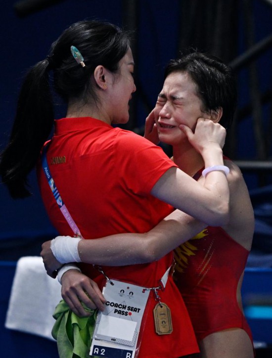 2024年8月6日，中國選手全紅嬋（右）與教練陳若琳在巴黎奧運會女子10米臺決賽后慶祝。新華社記者 王鵬 攝