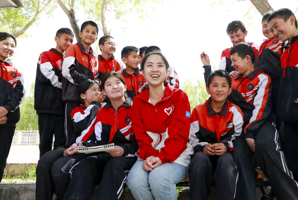 4月23日，在新疆克州阿圖什市哈拉峻鄉(xiāng)謝依特小學(xué)，支教教師高淑賢和學(xué)生們?cè)谝黄稹? width=