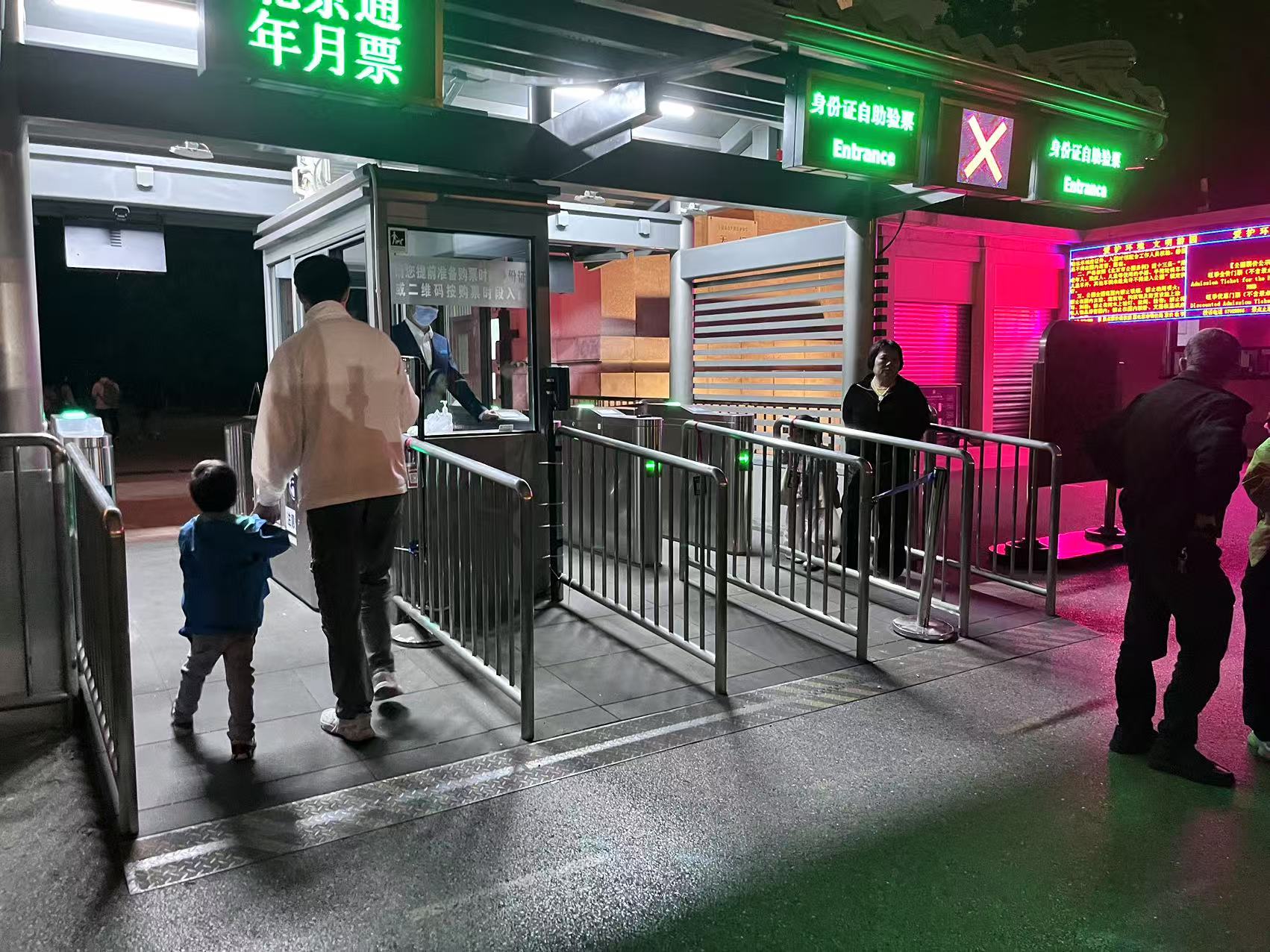 北京天壇公園延長開放時間，游客進(jìn)入游覽。人民網(wǎng)記者 李楠樺攝
