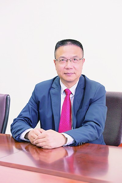 徐飛 教授、博士生導(dǎo)師。歷任上海交通大學(xué)副校長(zhǎng)、西南交通大學(xué)校長(zhǎng)、上海財(cái)經(jīng)大學(xué)常務(wù)副校長(zhǎng)，現(xiàn)任福耀科技大學(xué)常務(wù)副校長(zhǎng)。國務(wù)院政府特殊津貼專家。先后兼任中國鐵道學(xué)會(huì)副理事長(zhǎng)，中國管理學(xué)會(huì)組織與戰(zhàn)略專業(yè)委員會(huì)副主任，教育部高等學(xué)校創(chuàng)新創(chuàng)業(yè)教育指導(dǎo)委員會(huì)副主任，中國高等教育學(xué)會(huì)創(chuàng)新創(chuàng)業(yè)教育分會(huì)理事長(zhǎng)，中國高質(zhì)量MBA教育認(rèn)證（CAMEA）工作委員會(huì)副主任，中國職業(yè)技術(shù)教育學(xué)會(huì)副會(huì)長(zhǎng)等。主要研究領(lǐng)域?yàn)閼?zhàn)略管理、競(jìng)爭(zhēng)戰(zhàn)略與博弈論、創(chuàng)新創(chuàng)業(yè)、跨文化戰(zhàn)略領(lǐng)導(dǎo)力等。出版著作20余部。