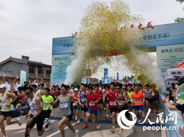 全民健身跑參賽選手沖出起點(diǎn)。人民網(wǎng)記者 楊磊攝