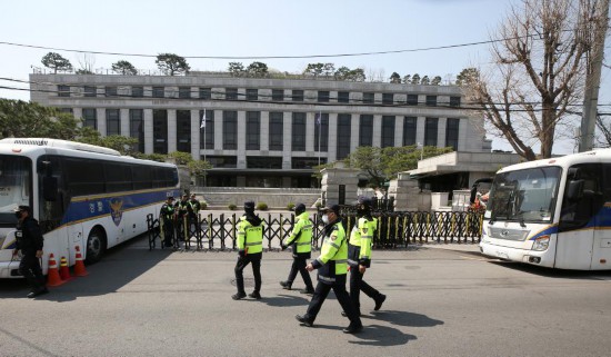 4月3日，在韓國首爾，警察在韓國憲法法院前執(zhí)勤。新華社記者姚琪琳攝