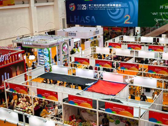 5月16日，第二屆拉薩進(jìn)口商品展覽會現(xiàn)場。新華社記者潘一景 攝