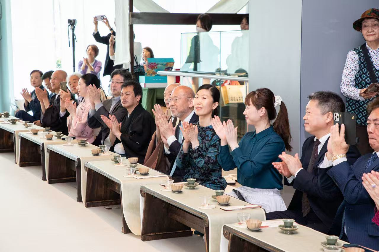中日兩國文旅界、各茶道流派嘉賓出席開幕式。中國駐大阪旅游辦事處供圖