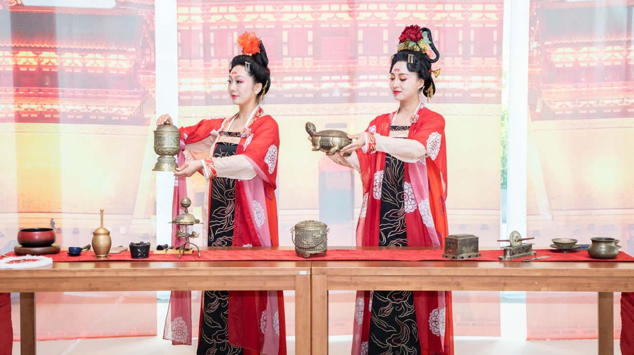法門寺地宮出土文物一比一復(fù)刻的宮廷茶器。中國駐大阪旅游辦事處供圖
