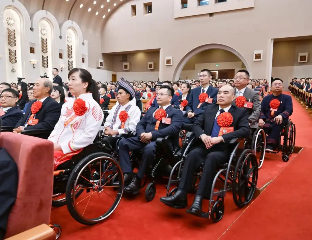 2025年5月16日，第七次全國自強模范暨助殘先進表彰大會在北京召開。大會表彰了200名“全國自強模范”、200個“全國殘疾人工作先進集體”和60名“全國殘疾人工作先進個人”。