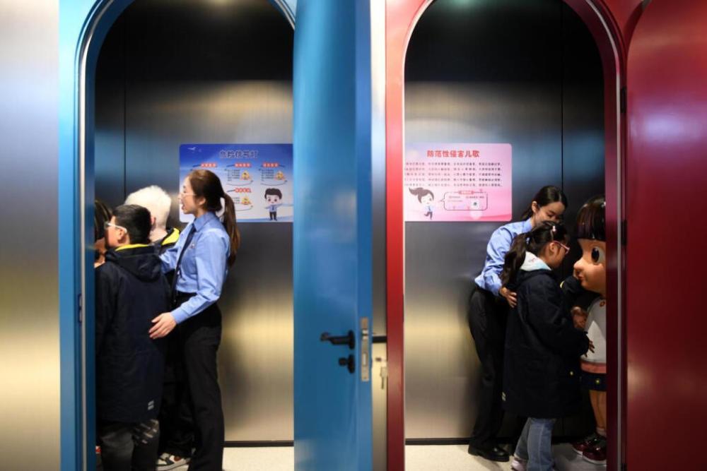 2025年4月2日，殘障兒童在無障礙青少年法治教育基地體驗。