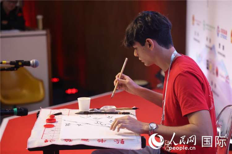 2025年“漢語橋”巴西賽區(qū)決賽的“才藝展示”環(huán)節(jié)，一名參賽者正在繪畫。人民網(wǎng)記者 時元皓攝