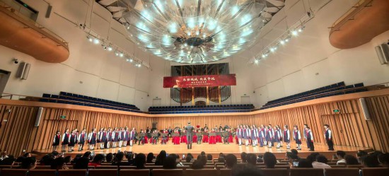 重慶大學(xué)城樹人小學(xué)校管樂團參加比賽。