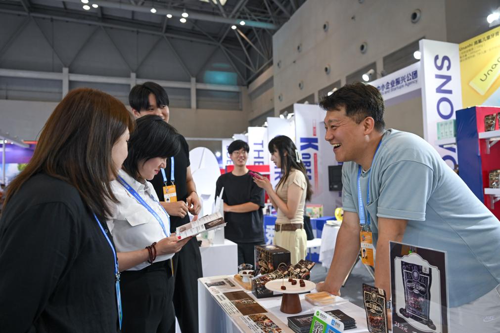 5月22日，韓國展商（右一）在西洽會(huì)現(xiàn)場(chǎng)向參觀者介紹產(chǎn)品。新華社記者 陳誠 攝