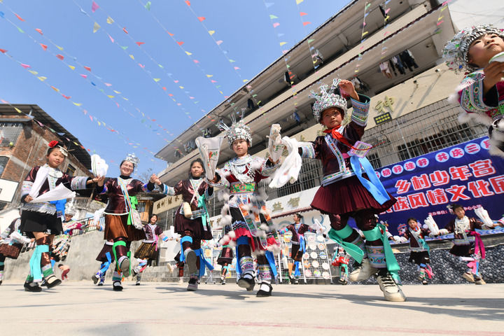 2025年3月25日，廣西柳州市融水苗族自治縣桿洞鄉(xiāng)中心小學(xué)學(xué)生在跳蘆笙踩堂舞。新華社記者 黃孝邦 攝