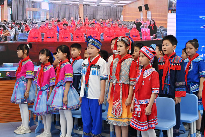 2025年3月28日，在“壯蒙一家親 共筑中國夢”手拉手主題云隊會上，廣西南寧市濱湖路小學(xué)四（1）中隊隊員通過網(wǎng)絡(luò)和內(nèi)蒙古鄂爾多斯東勝區(qū)第十二小學(xué)四（9）中隊隊員一起唱《中國少年先鋒隊隊歌》。新華社記者 周華 攝