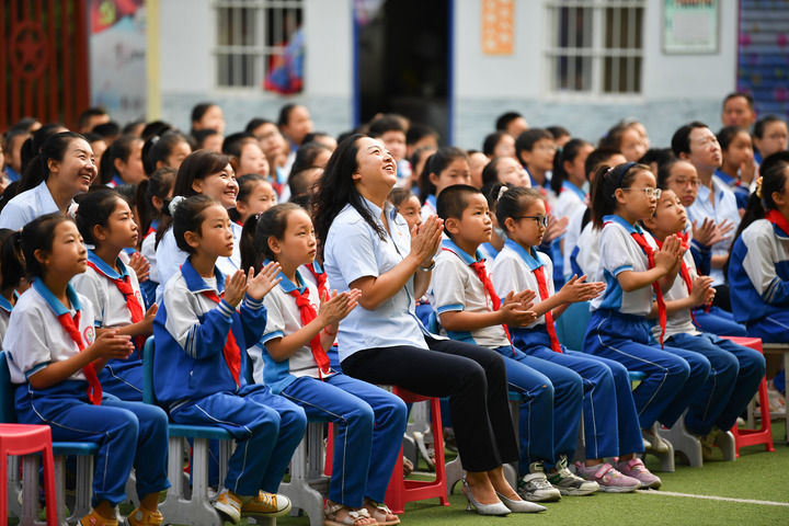 2021年7月1日，在位于陜西省延安市的楊家?guī)X福州希望小學(xué)，師生收看慶祝中國共產(chǎn)黨成立100周年大會。新華社記者 張博文 攝