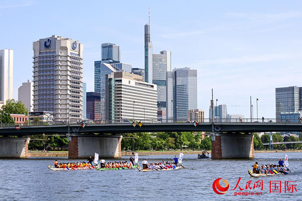 龍舟賽隊伍奮力揮槳、破浪前行。人民網(wǎng) 依琳攝