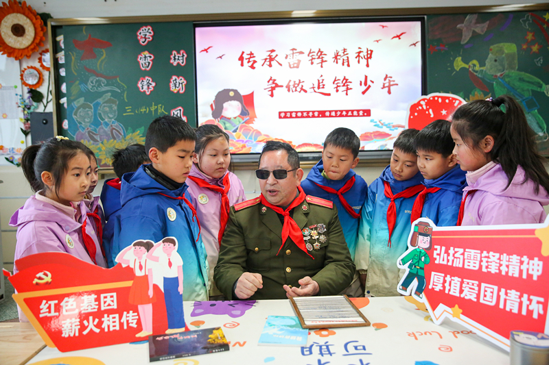 2025年3月3日，江蘇南通如皋市安定小學(xué)里，傷殘軍人許波銀在思政小課堂上向?qū)W生講述雷鋒故事。
