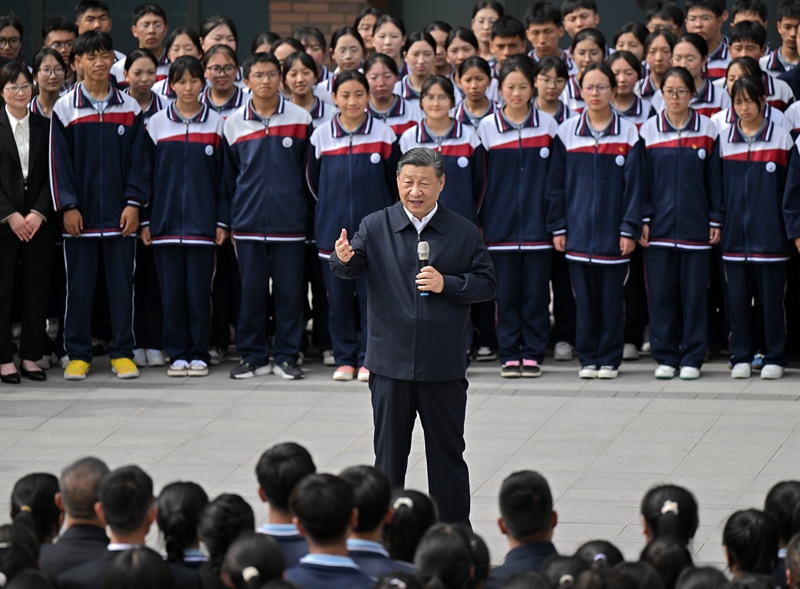 2024年6月18日，習(xí)近平總書記在青海果洛西寧民族中學(xué)考察時(shí)，同師生們親切交流。