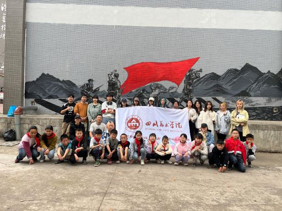 “行動中的課堂：探尋茶馬古道紅色印記”工作坊與當地小學生共同創(chuàng)作主題壁畫。