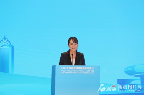 5月23日，在2025上合組織國(guó)家媒體合作論壇青年文化交流營(yíng)活動(dòng)中，人民日?qǐng)?bào)社記者阿爾達(dá)克·塔巴拉克發(fā)言。石榴云/新疆日?qǐng)?bào)記者 李雄心攝